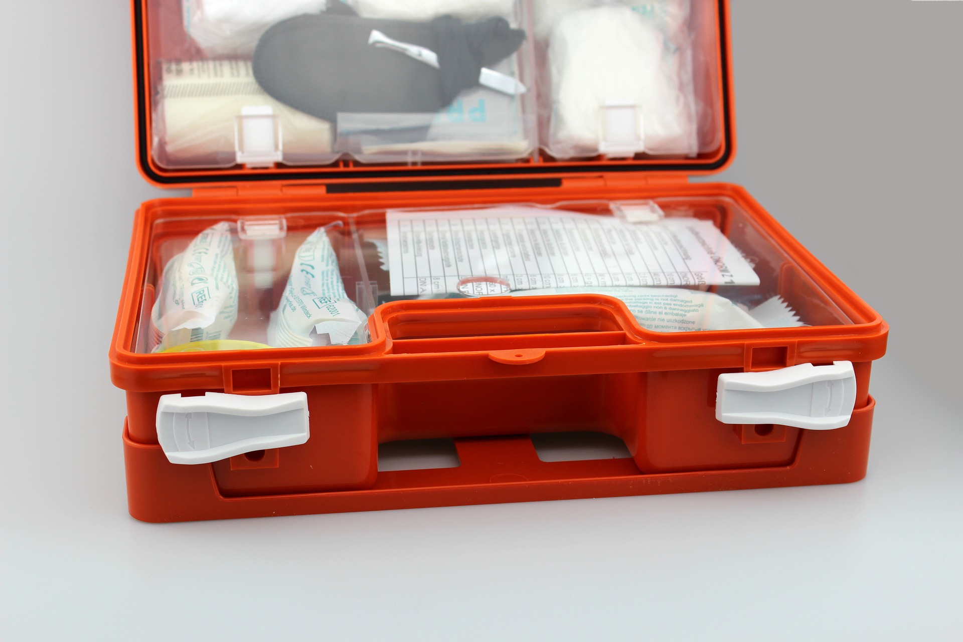 first-aid-kit-4535156_1920