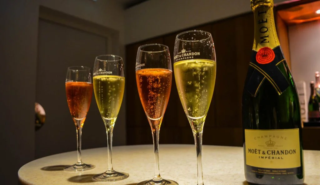 4 verres et une bouteille de champagne Moët et Chandon
