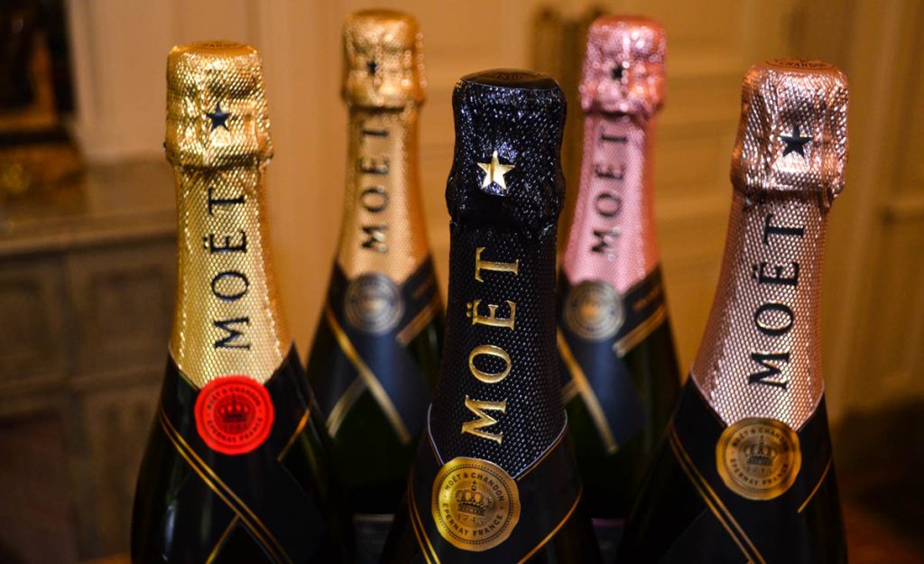 cinq bouteilles de champagne Moët