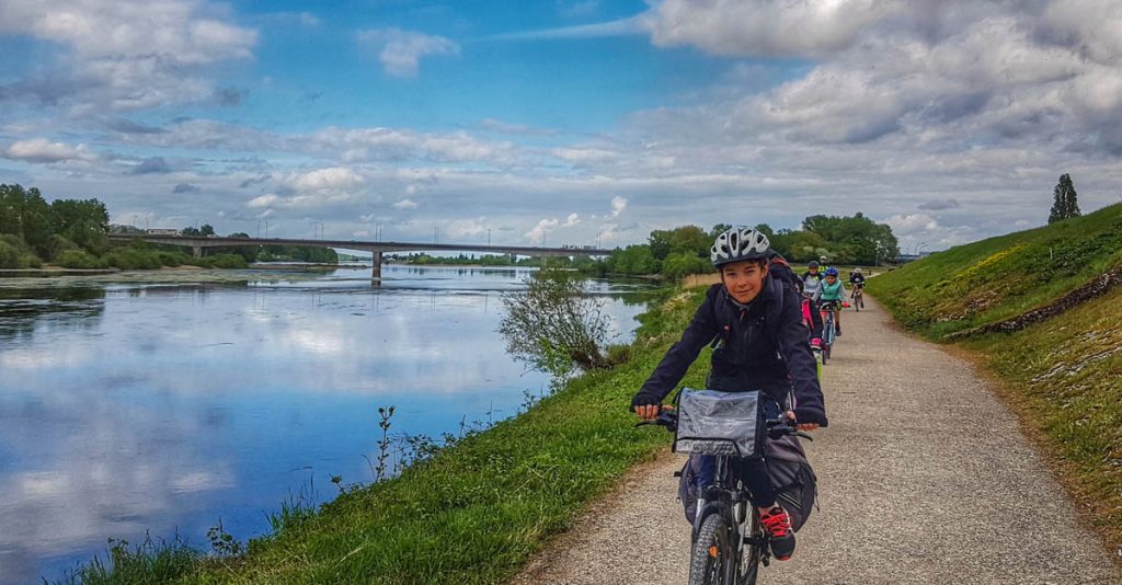 Cyclistes roulant sur une piste cyclable à côté de la rivière.