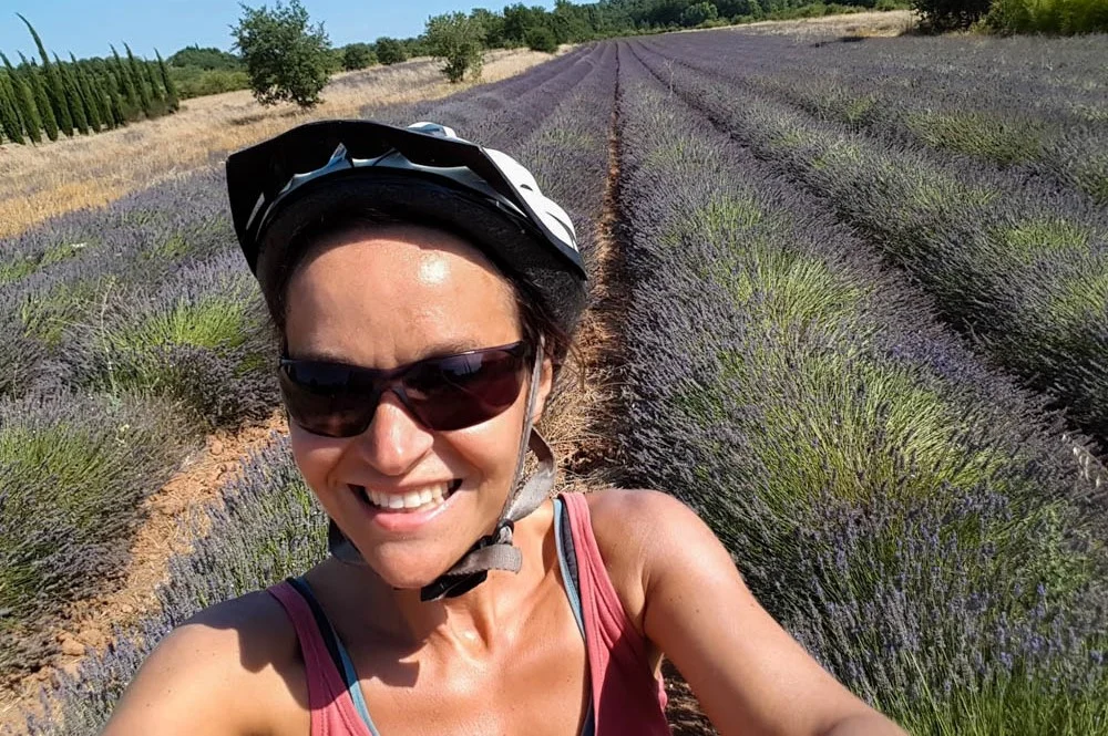 Selfie d'une femme dans un champs de lavande en Provence